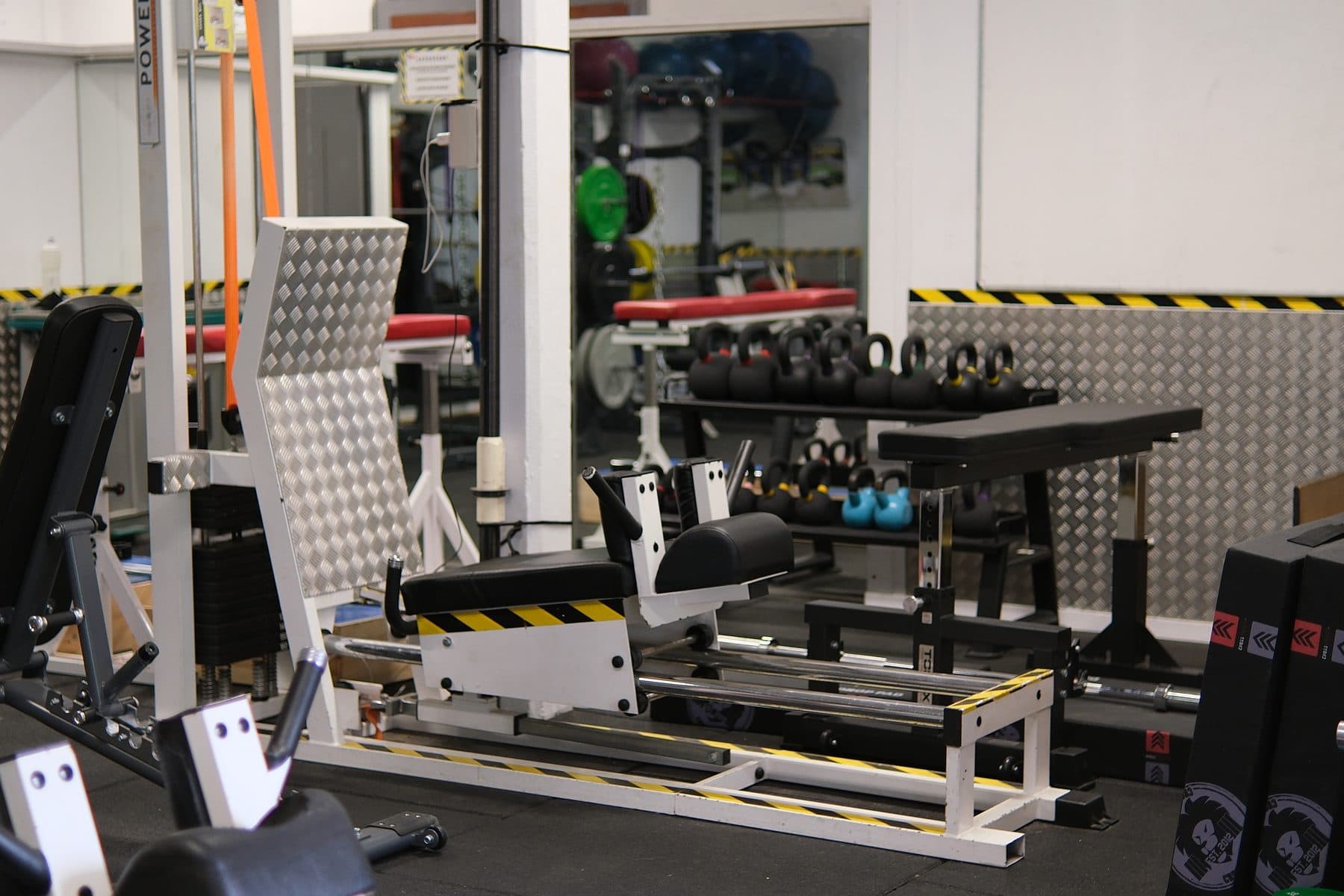 Leg press et guidés — vue salle
