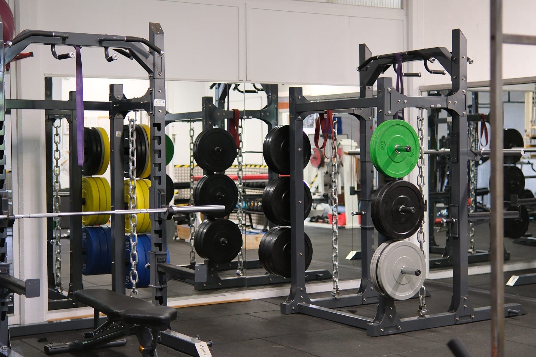 Double cage squat avec charges colorées