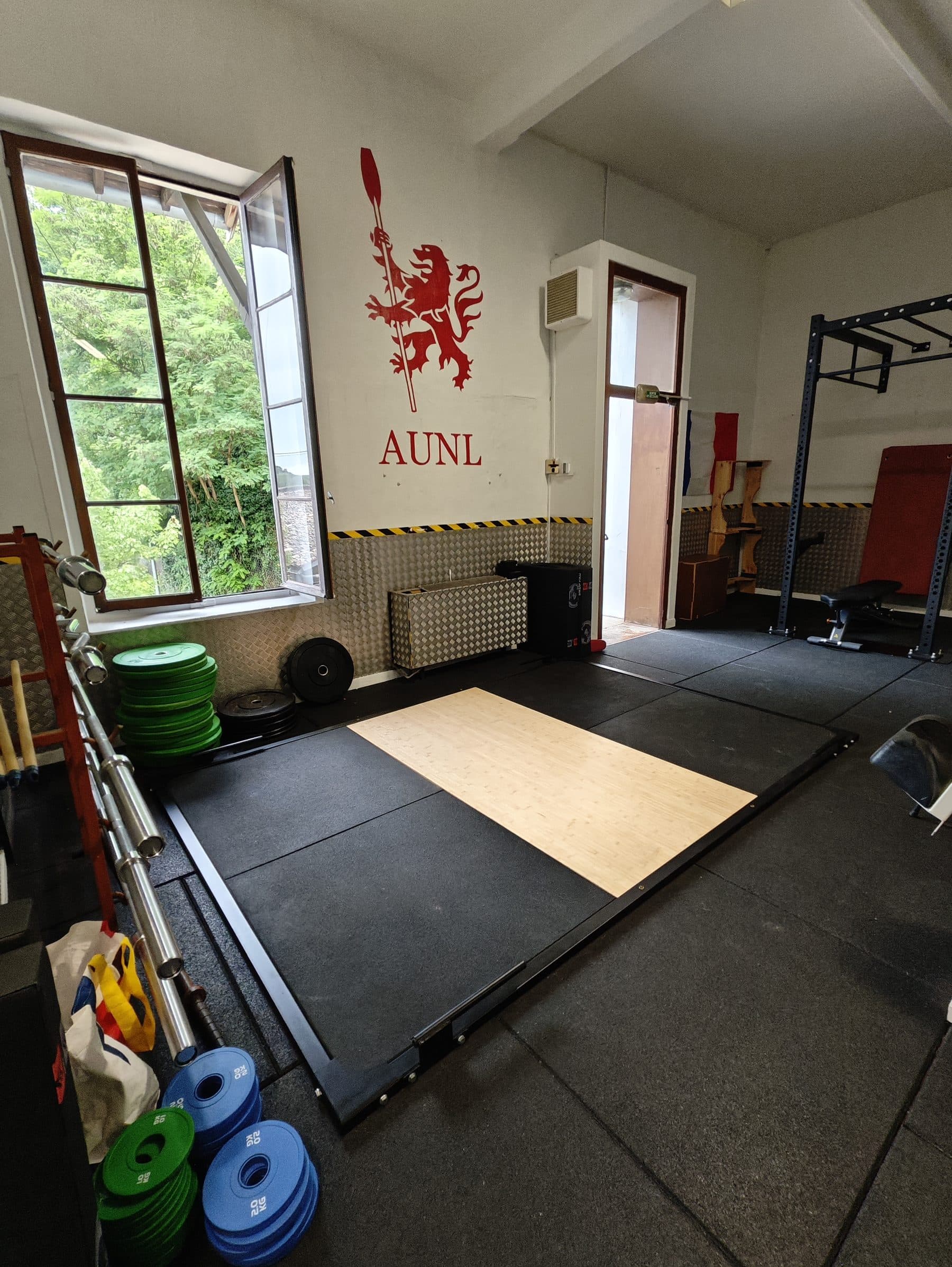 Salle musculation AUNL — plateforme de levage